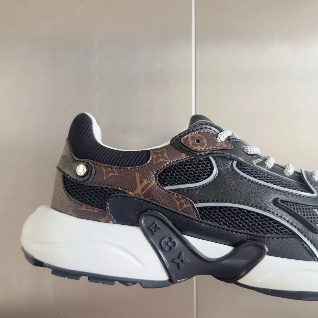 Top version: Couple model 640💰 LV Louis Vuitton L House Donkey Brand Latest Olympia Series Couple Model Silver Horn King Casual Sports Shoes Running Shoes This LV Olympia sports shoe combines mesh fabric and metallic synthetic leather and other technical fabrics to reinterpret the classic running shoe design with a neat and simple design. Lightweight EVA outsole provides a stretchy fit. Rich details such as Monogram embossing and LV letters establish recognition. Exquisite packaging at the delivery counter🛍📦 ▪️Fabric: original imported technical fabric + mesh ▪️Inner lining: original customized breathable mesh ▪️Sole: original molded rubber foam material ▪️Sole thickness: 3.5CM ▪️Size: women's 35-40 / men's 39-44